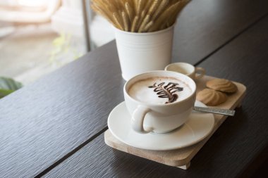 Beyaz fincan sıcak çikolata