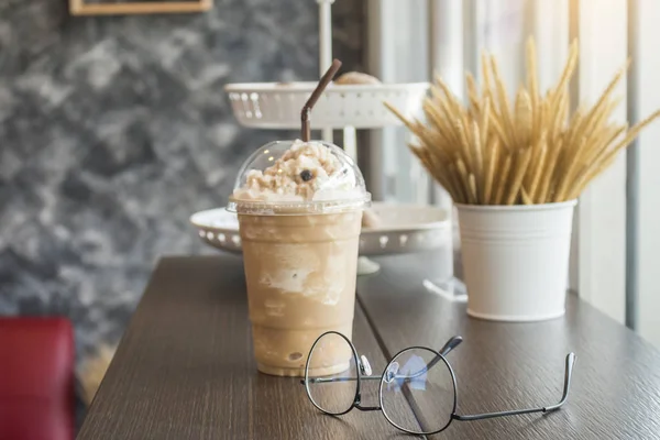 Es kopi dengan kaca mata — Stok Foto