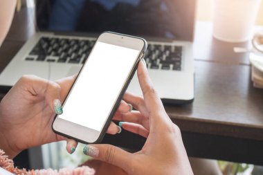 Kadınların elleri hücre telefon tutarak yakın çekim