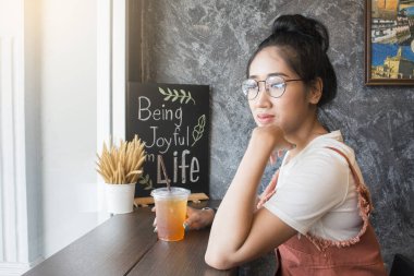 Genç Asyalı kadın kafede dinlendirici