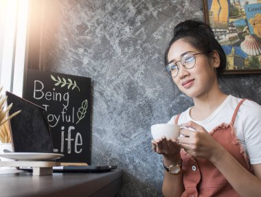  Kız holding kahve Kupası 