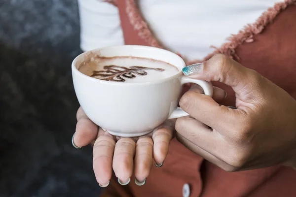 Tangan wanita memegang cangkir kopi — Stok Foto