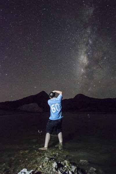 Мужчина фотографирует Млечный Путь — стоковое фото