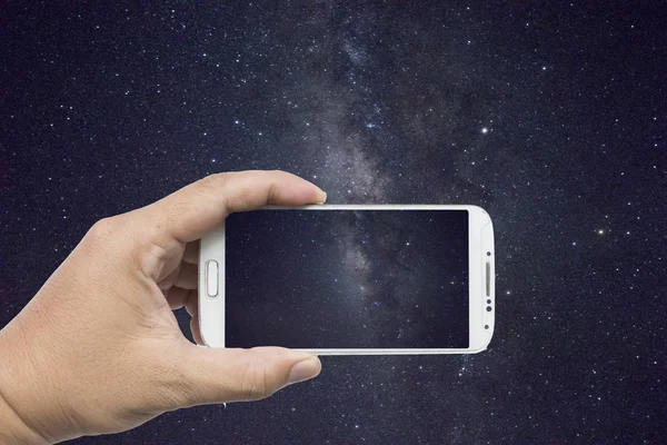 Смартфон фотографирует Млечный Путь — стоковое фото