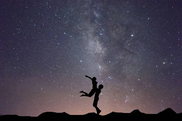 Samanyolu insan silueti ile