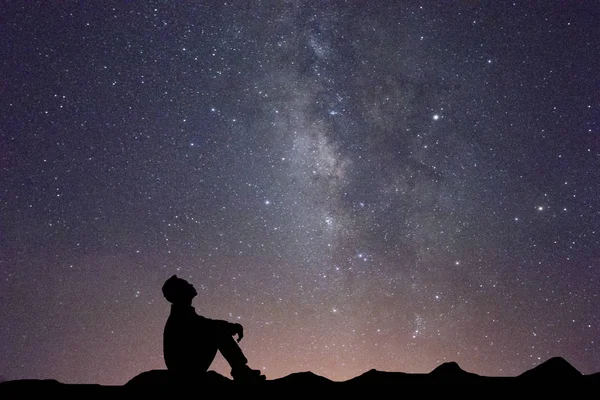 Samanyolu insan silueti ile