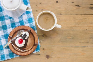 Sıcak kahve ile çikolatalı kek 