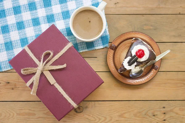 Caixa de presente com bolo de fatia e café — Fotografia de Stock