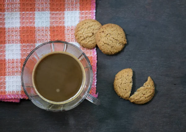 Vista superior da xícara de café e três biscoitos — Fotografia de Stock