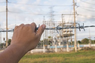 pas dikenli tel asılı adamın elini 