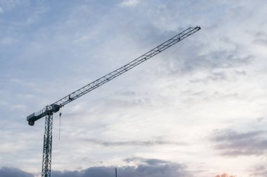 bir inşaat sitesinde Vinçler 