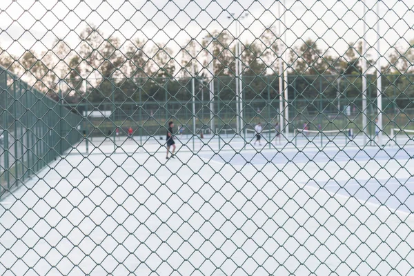 Rete in acciaio recinzione dei campi da tennis — Foto Stock