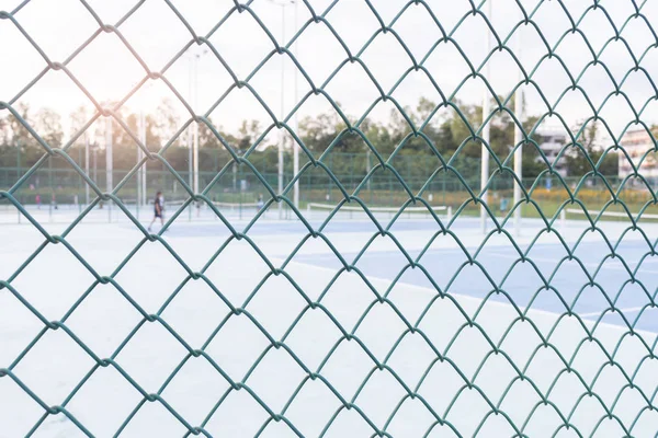 Valla de malla de alambre de acero o patrones de pared y pista de tenis — Foto de Stock