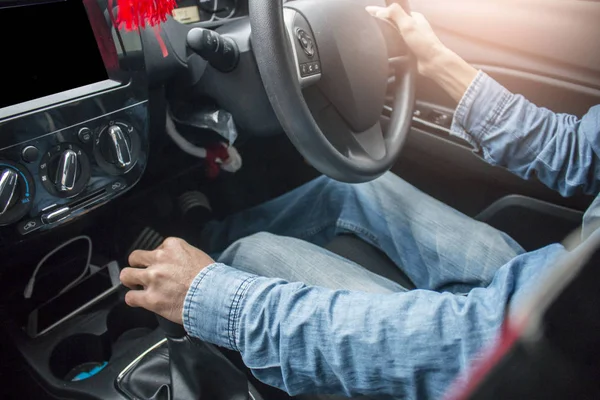 Man driver händer som håller ratten — Stockfoto