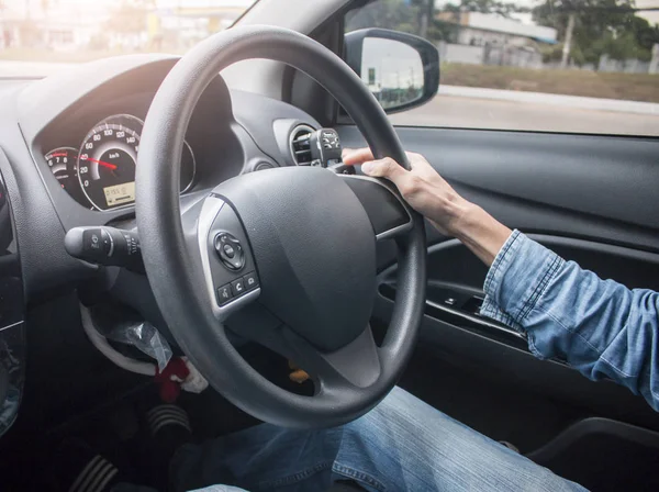 Driver händer som håller ratten — Stockfoto