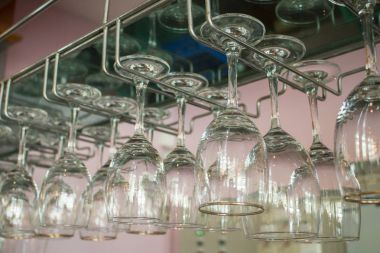 Gözlük Restoran çubuğunun üzerinde asılı.