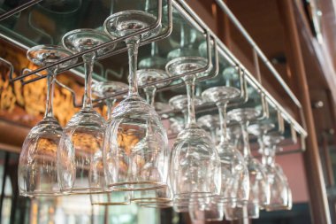 Gözlük Restoran çubuğunun üzerinde asılı.