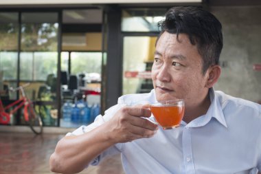 Sıcak çay içme işadamı 