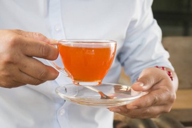 bir fincan çay holding erkek eller