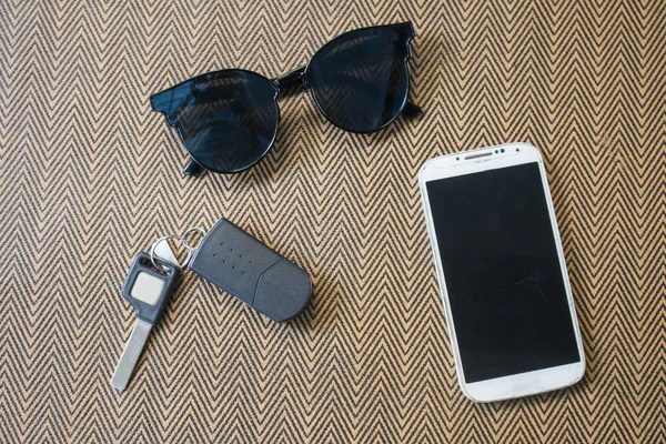 Car keys, sunglasses,and smartphone — Stock Photo, Image