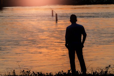 Siluet genç adam ayakta 