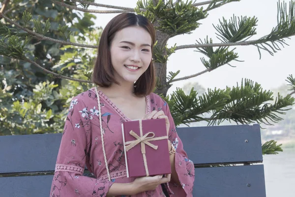 Asiatique femme heureux sourire tenir cadeau boîte — Photo
