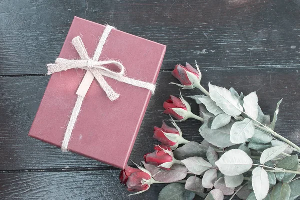 Rosa e scatola regalo — Foto Stock