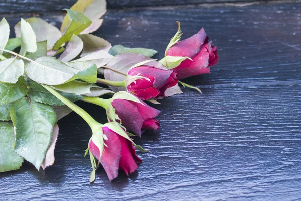 Red roses on wood table — Stock Photo, Image