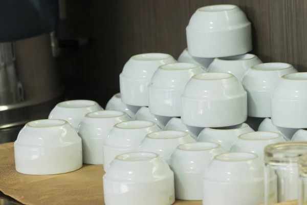 Tazas blancas para té apiladas en la mesa — Foto de Stock