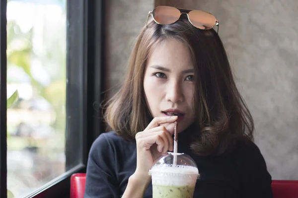 Donne che bevono tè freddo nel caffè — Foto Stock