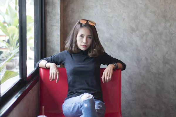 Азиатские женщины, сидящие на диване в кафе — стоковое фото