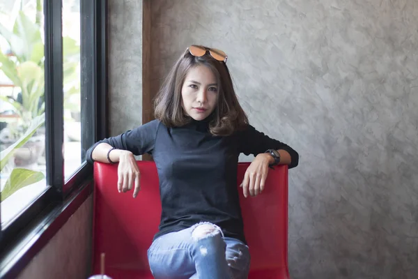 Aziatische vrouwen zittend op de Bank in café — Stockfoto