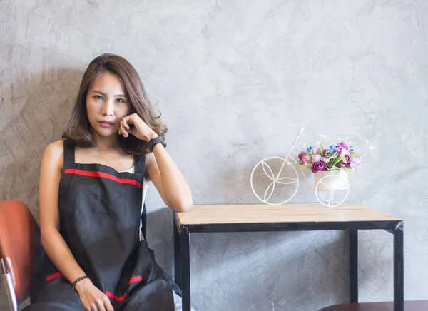 Donne asiatiche sedute nel caffè — Foto Stock