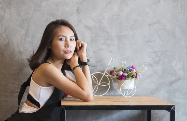 Азиатские женщины, сидящие в кафе — стоковое фото