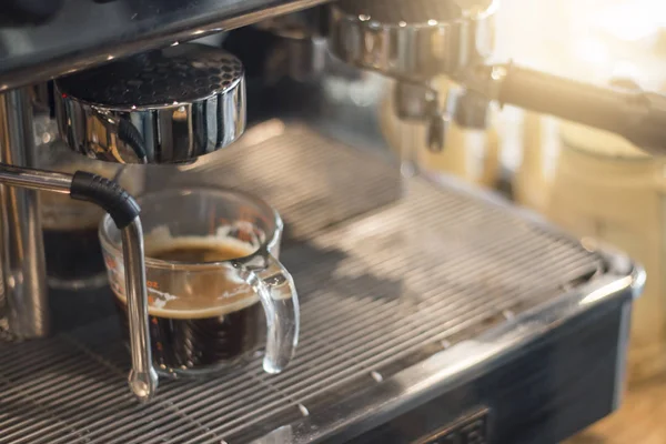Café espresso disparado desde la máquina de café — Foto de Stock