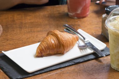 Kafede masada taze kruvasan