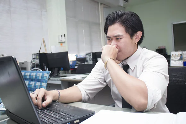 Człowiek młody Biznes Praca przy biurku na laptopie — Zdjęcie stockowe