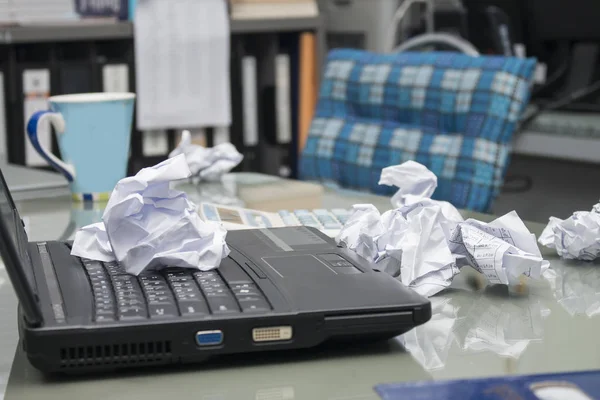 Esfera de papel de sucata no laptop — Fotografia de Stock