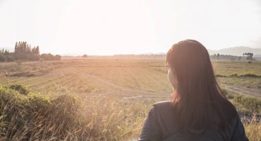 Sırt çantası ile seyahat kadın zevk günbatımı