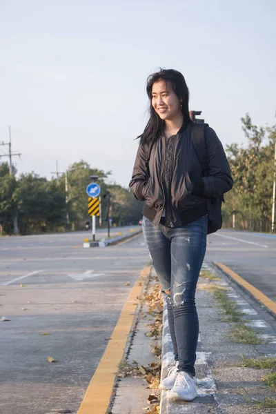 Asiatico ragazza con borsa sorridente su strada — Foto Stock