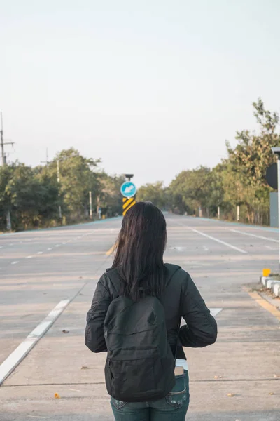 Fiatal ázsiai nő utas a hátizsák — Stock Fotó