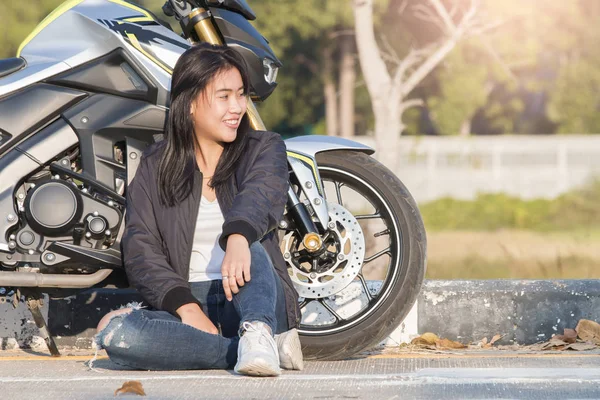 Ázsiai nők ül a motorkerékpár az úton — Stock Fotó