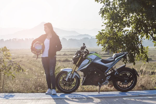 Ázsiai nők motorkerékpár bukósisak állandó — Stock Fotó