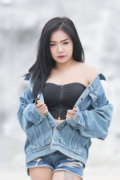 Sexig asiatiska kvinnor som bär jecket — Stockfoto