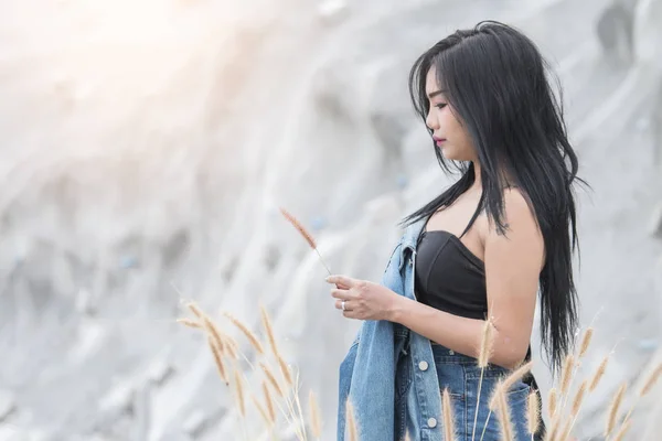 Sexy donne asiatiche in piedi con jecket — Foto Stock