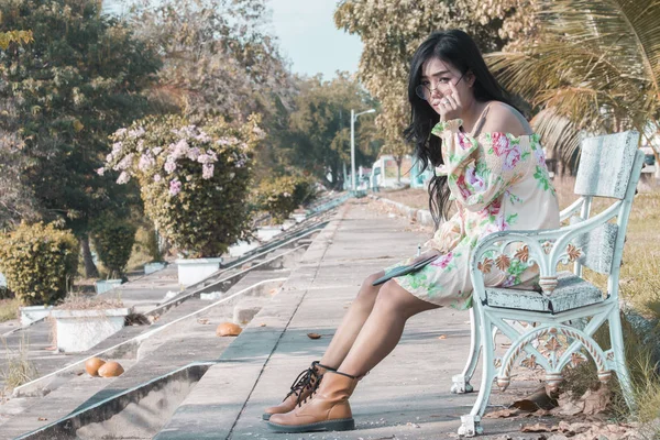 Carino donne asiatiche con occhiali da vista — Foto Stock