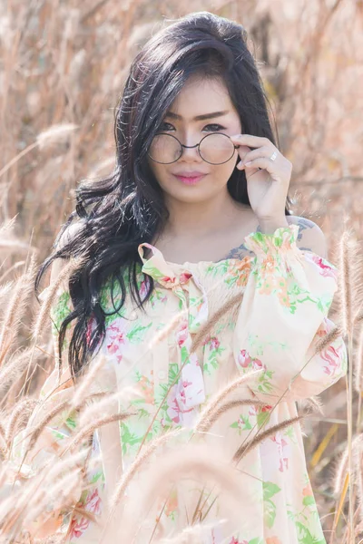 Porträtt av asiatiska kvinnor med glasögon — Stockfoto