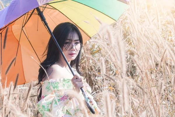 Azjatki sexy kobiet z kolorowym parasolem — Zdjęcie stockowe