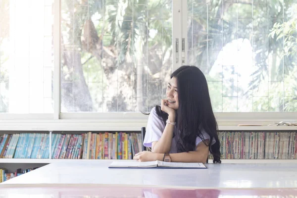 Mladý Student Dívka Sedící Knihovně Koncepce Vzdělávání — Stock fotografie