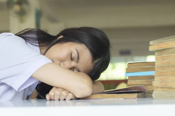 Уставшая Спящая Студентка Учится Библиотечным Столом — стоковое фото